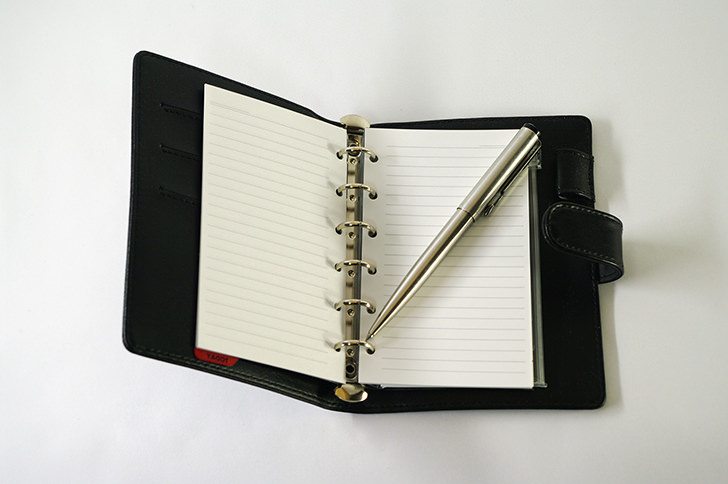手帳とペンの商用利用可能なフリー写真素材