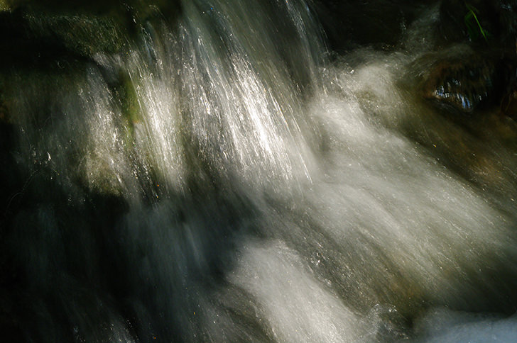 小さな滝のフリー写真素材