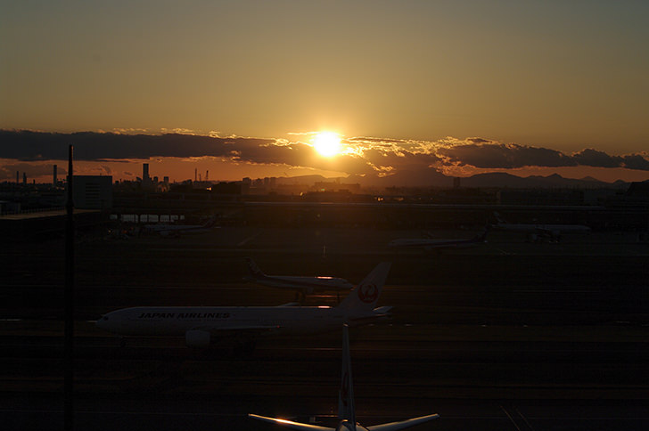 羽田空港と夕日の商用利用可フリー写真素材1545 フォトック
