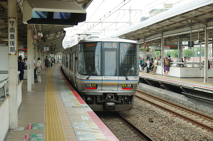 神戸元町駅ホームから発車する快速電車の商用利用可フリー写真素材1795 フォトック