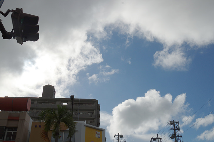 沖縄松山の空のフリー写真素材