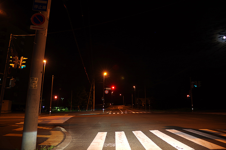 夜の道路のフリー写真素材