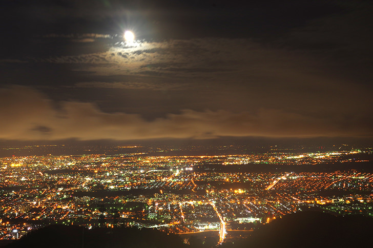 札幌の夜景と月の商用利用可フリー写真素材2441 フォトック