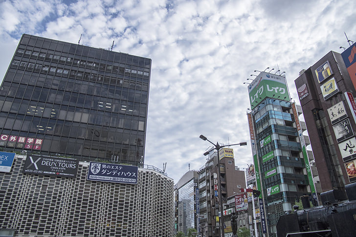 JR新橋駅前のフリー写真素材