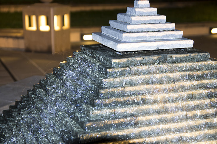 ピラミッド噴水（福岡市海浜公園）のフリー写真素材