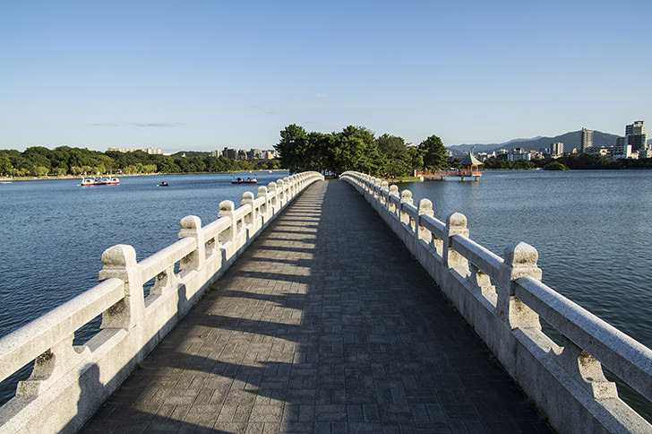 福岡大濠公園の観月橋のフリー写真素材