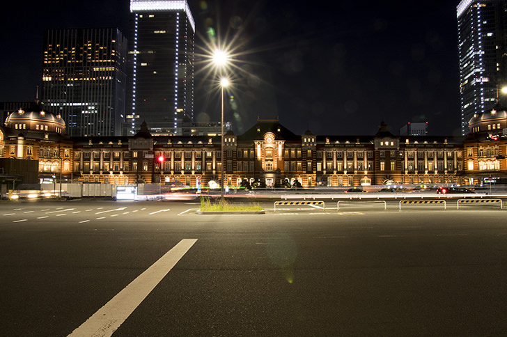 夜の東京駅のフリー写真素材