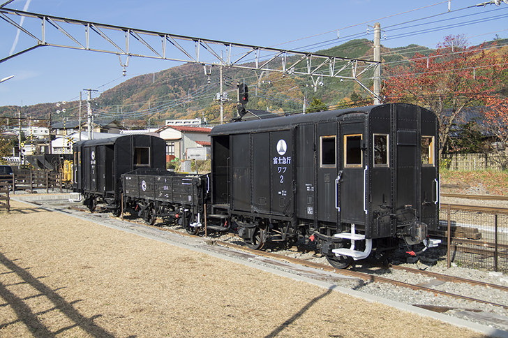 下吉田駅の展示貨物電車のフリー写真素材