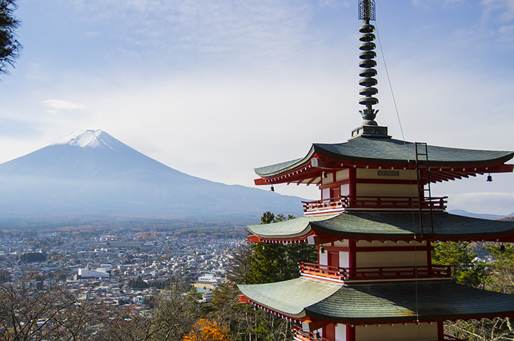 新倉山浅間公園の忠霊塔と富士山の商用利用可能なフリー写真素材
