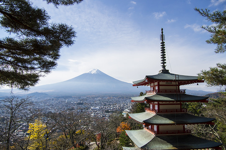 新倉山浅間公園の忠霊塔と富士山の商用利用可能なフリー写真素材