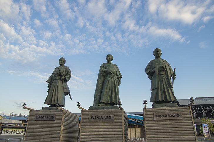 高知駅前の３志士像の商用利用可能なフリー写真素材