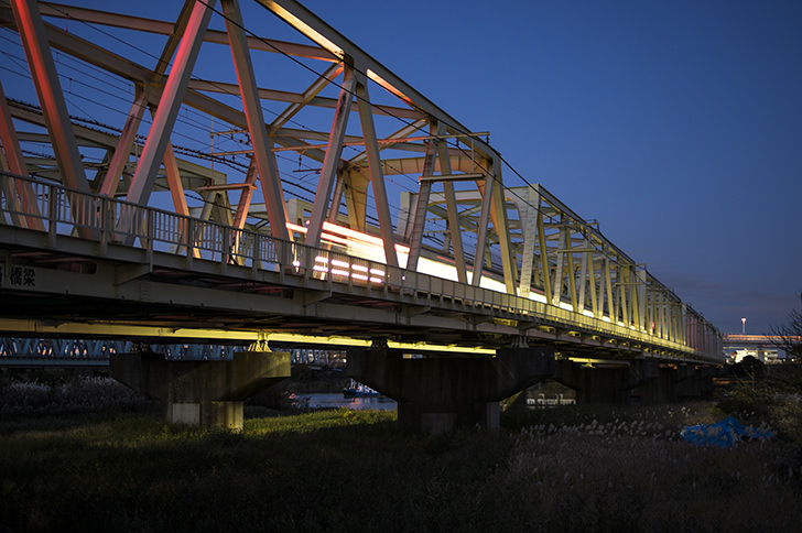 荒川の鉄橋を走る電車のフリー写真素材