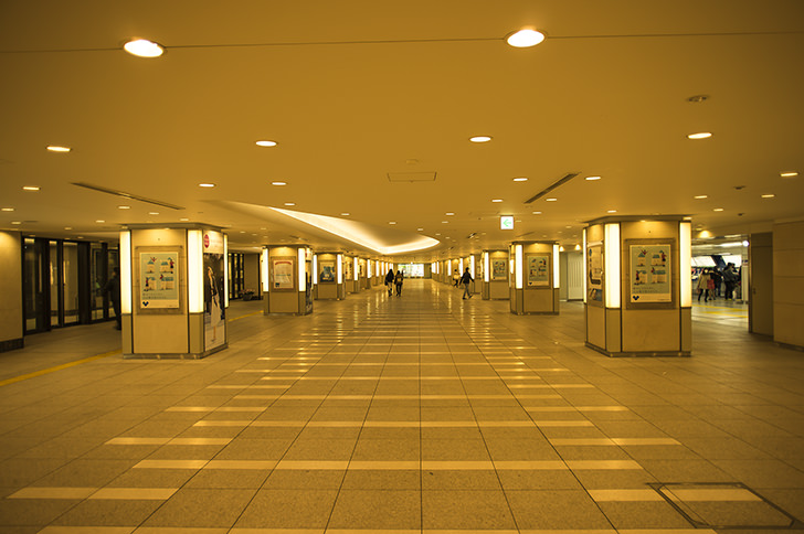 東京駅丸ノ内線近くの地下通路のフリー写真素材