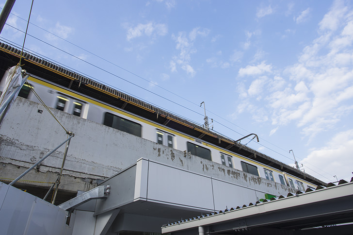 船橋駅から出る総武線のフリー写真素材