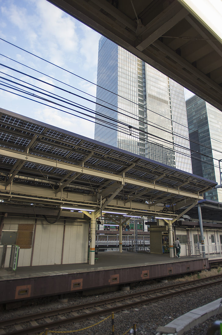 東京駅ホームから見えるビルのフリー写真素材