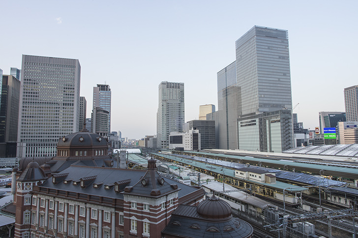 東京駅ホームと周辺ビルのフリー写真素材