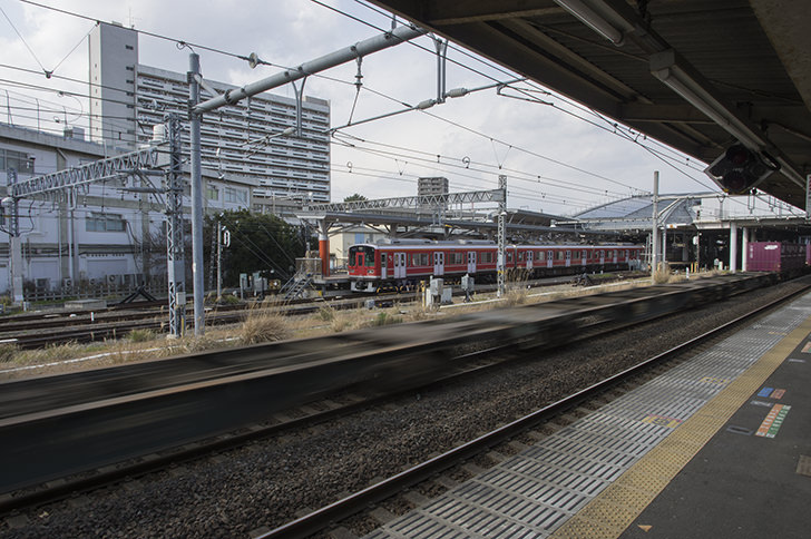 小田原駅ホームの赤い小田急線1000系の商用利用可能なフリー写真素材