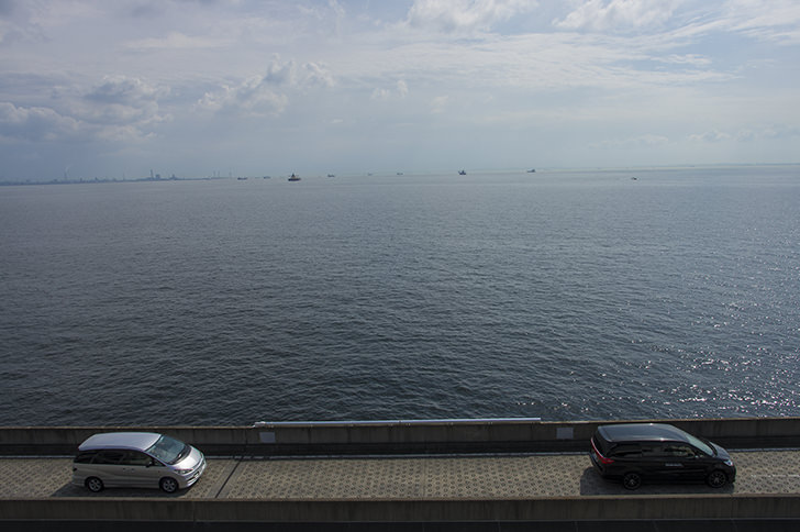 海ほたるから見る海と高速道路のフリー写真素材