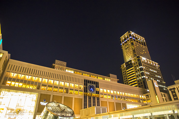 JR札幌駅の夜景の商用利用可能なフリー写真素材
