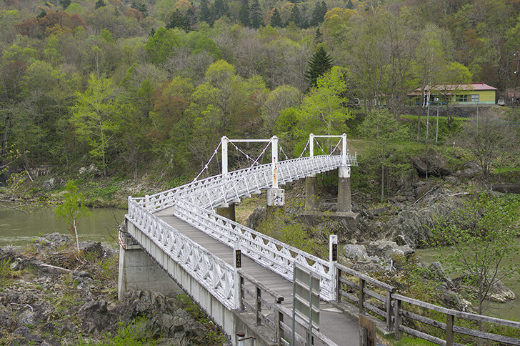 神居古潭の吊り橋（神居大橋）のフリー写真素材