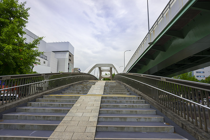 名古屋若宮大通のアーチ橋のフリー写真素材