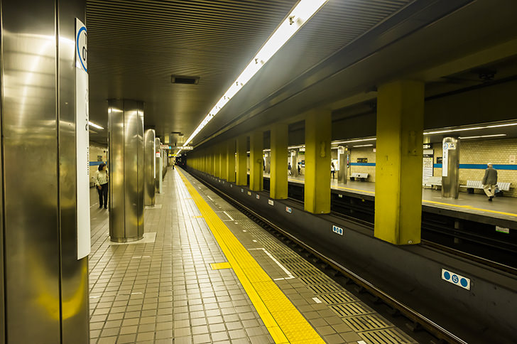 名古屋市営地下鉄鶴舞線伏見駅ホームのフリー写真素材