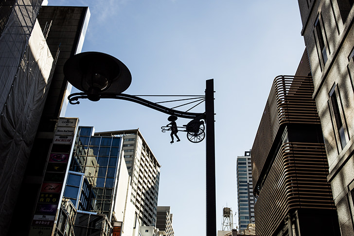 街灯の人力車(東京赤坂)のフリー写真素材