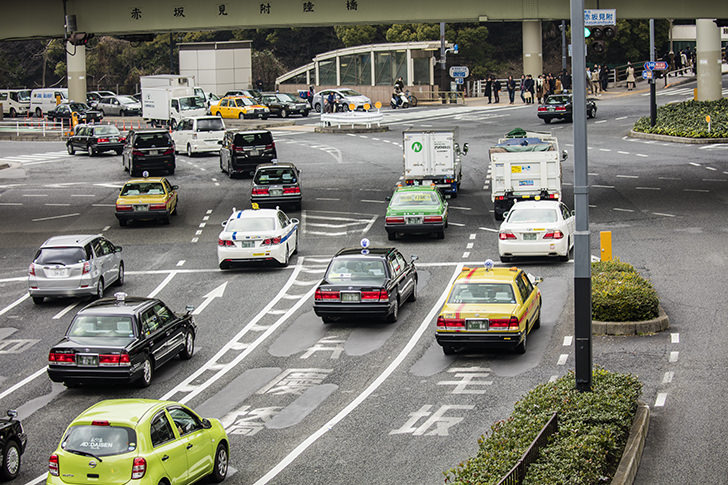 赤坂見附付近の外堀通りを走るタクシーのフリー写真素材
