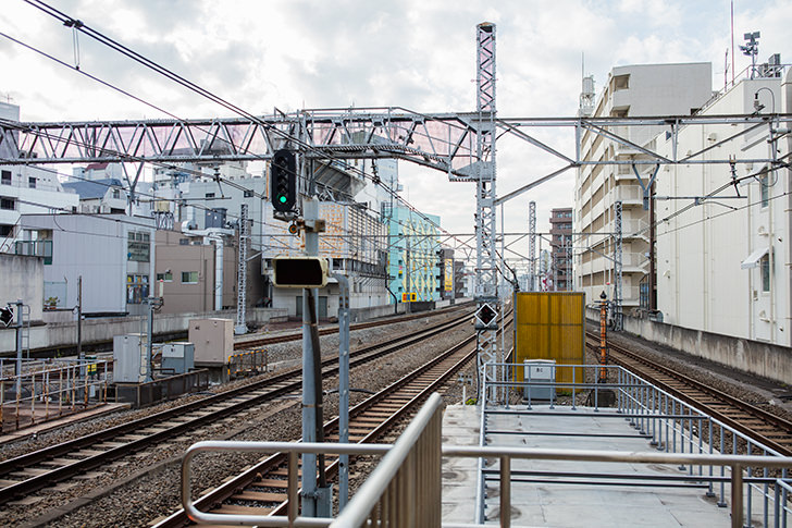 吉祥寺駅から見える線路のフリー写真素材