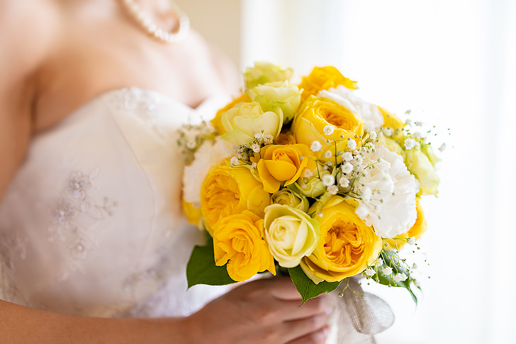 ブーケを持つ花嫁の商用利用可能なフリー写真素材