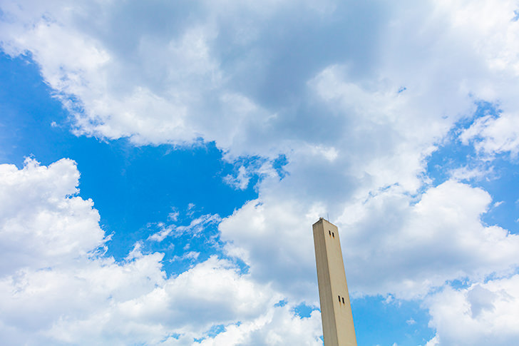 青空と煙突のフリー写真素材