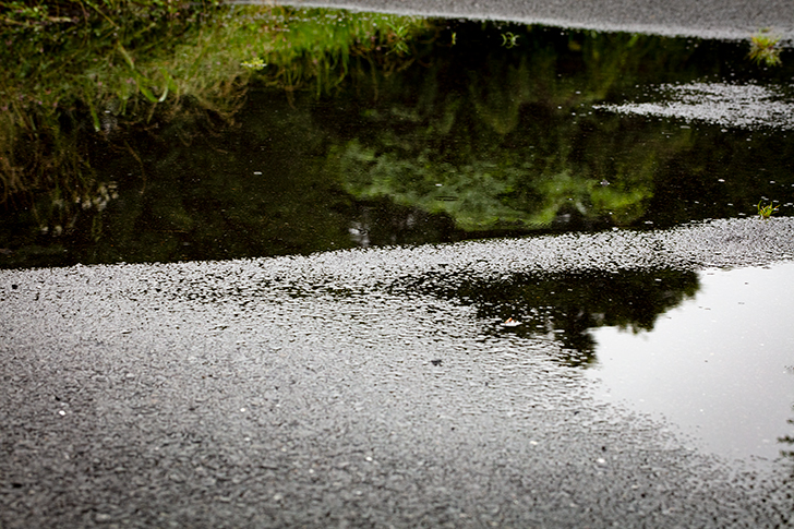 雨の日の水たまりの商用利用可フリー写真素材7162 フォトック