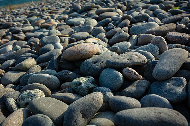 沼津 千本浜海岸の石のフリー写真素材
