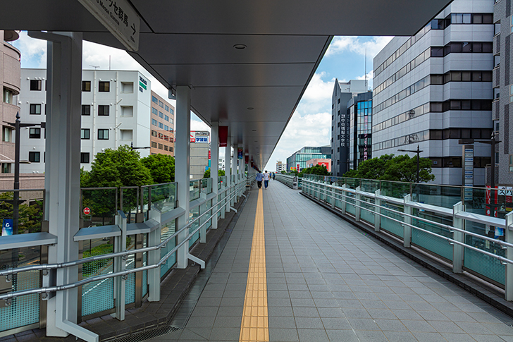 高崎駅東口のペデストリアンデッキのフリー写真素材