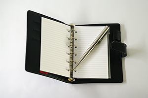 手帳とペンのフリー写真素材