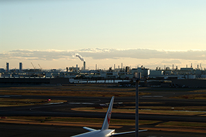 羽田空港から見える工場のフリー写真素材