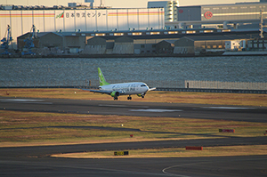 着陸する飛行機(羽田空港)のフリー写真素材
