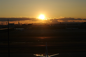 羽田空港と夕日のフリー写真素材