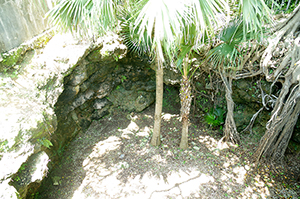 穴（沖縄）のフリー写真素材
