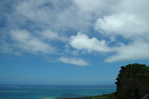 沖縄の海と雲のフリー写真素材
