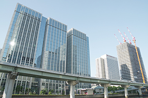 高層ビルと高速道路（大阪）のフリー写真素材