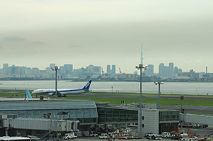 羽田空港と飛行機のフリー写真素材