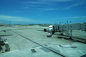 那覇空港と飛行機のフリー写真素材