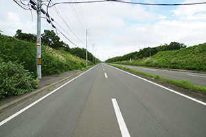 石狩新港の直線道路のフリー写真素材