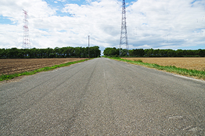 青空と直線道路のフリー写真素材