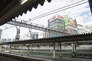 JR新橋駅ホームのフリー写真素材