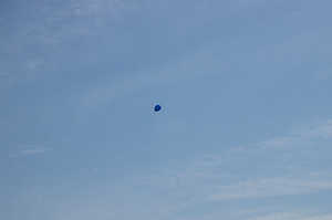 空飛ぶ風船のフリー写真素材