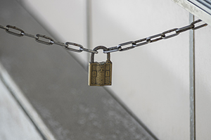 鎖と南京錠のフリー写真素材