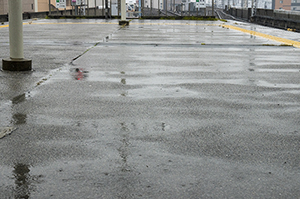 雨の青砥駅ホームのフリー写真素材