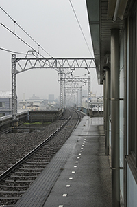 青砥駅ホームの線路のフリー写真素材